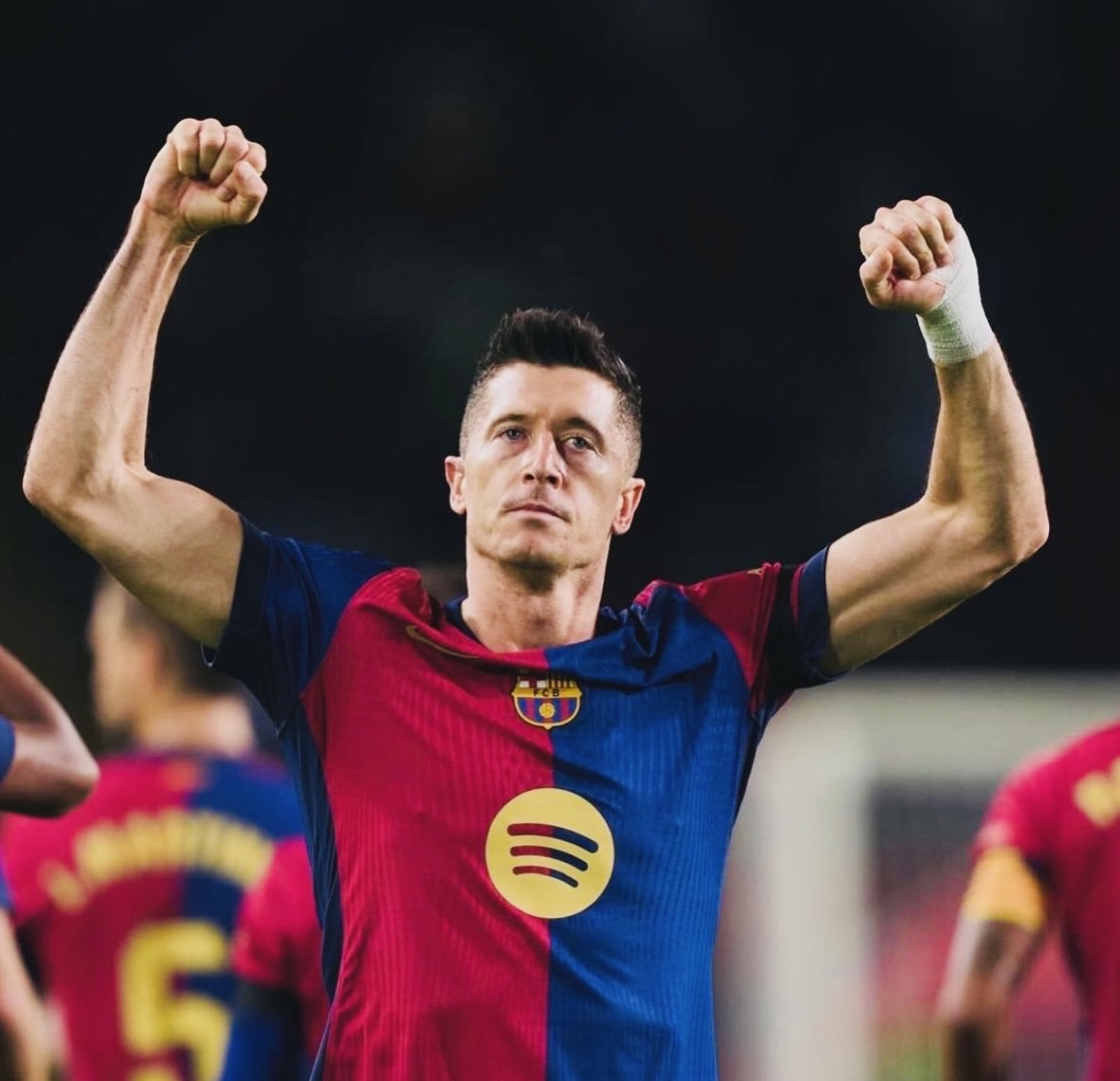 包含莱万多夫斯基连续十场比赛得分超过表现优异,阿森纳不断突破!赢得满堂喝彩的词条